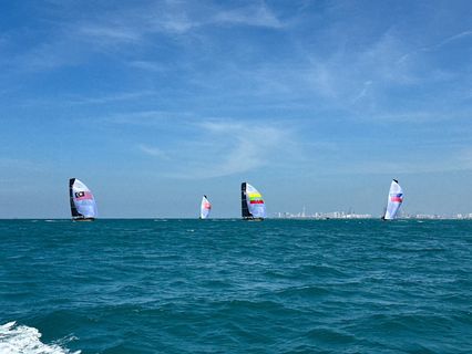 พระราชินี ทรงนำทัพเรือใบทีมชาติไทย ชนะ 2 เรซ ในการแข่งขันกีฬาซีเกมส์ ครั้งที่ 33