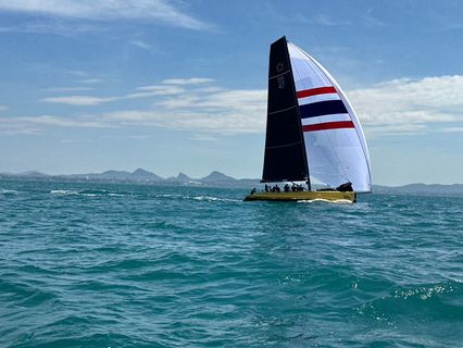 พระราชินี ทรงนำทัพเรือใบทีมชาติไทย ชนะ 2 เรซ ในการแข่งขันกีฬาซีเกมส์ ครั้งที่ 33