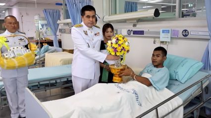 พระบาทสมเด็จพระเจ้าอยู่หัว พระราชทานดอกไม้และตะกร้าสิ่งของ แก่ผู้ได้รับบาดเจ็บจากสถานการณ์ชายแดนไทย-กัมพูชา