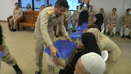 สมเด็จพระเจ้าน้องนางเธอ เจ้าฟ้าจุฬาภรณวลัยลักษณ์ อัครราชกุมารี กรมพระศรีสวางควัฒน วรขัตติยราชนารี พระราชทานสิ่งของแก่ผู้ประสบอุทกภัยในจังหวัดนราธิวาส