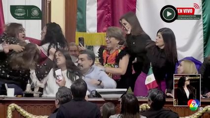 วุ่นวาย ! เหตุวิวาทกลางรัฐสภาเม็กซิโก