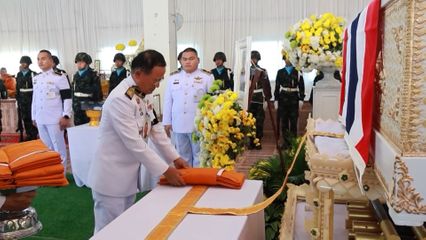 พระบาทสมเด็จพระเจ้าอยู่หัว ทรงพระกรุณาโปรดเกล้าโปรดกระหม่อมให้ องคมนตรี เชิญถุงพระราชทาน ไปมอบแก่ญาติครอบครัวพลทหาร กฤตฎิกร สร้อยระย้า ซึ่งเสียชีวิตจากการปฏิบัติหน้าที่ในการปกป้องอธิบไตยในสถานการณ์ชายแดนไทย-กัมพูชา
