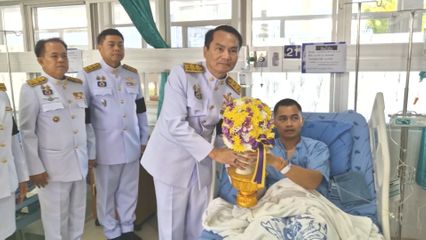 พระบาทสมเด็จพระเจ้าอยู่หัว พระราชทานดอกไม้และตะกร้าสิ่งของแก่กำลังพลที่ได้รับบาดเจ็บ กับพระราชทานพระบรมราชานุเคราะห์แก่กำลังพลที่เสียชีวิตจากสถานการณ์ชายแดนไทย-กัมพูชา