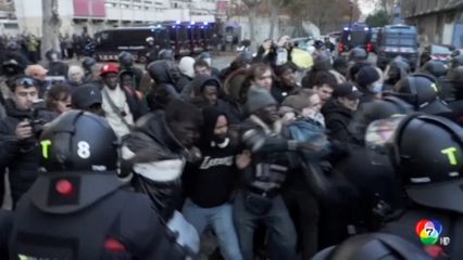 เหตุวุ่นวาย ขณะตำรวจสเปนไล่ที่ผู้อพยพหลายร้อยคน