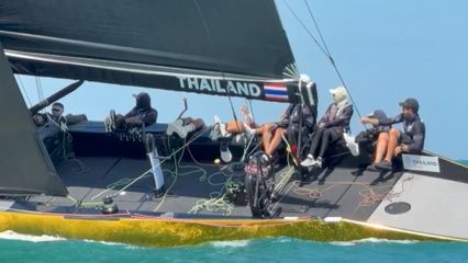 พระบาทสมเด็จพระเจ้าอยู่หัว และสมเด็จพระนางเจ้า ฯ พระบรมราชินี พระราชทานเหรียญรางวัลการแข่งขันกีฬาเรือใบ SSL47 ในมหกรรมกีฬาซีเกมส์ ครั้งที่ 33 โดยสมเด็จพระนางเจ้า ฯ พระบรมราชินี ทรงนำนักกีฬาทีมชาติไทย คว้าเหรียญทองได้สำเร็จ