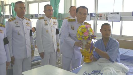 พระบาทสมเด็จพระเจ้าอยู่หัว พระราชทานดอกไม้และตะกร้าสิ่งของแก่กำลังพลที่ได้รับบาดเจ็บ กับพระราชทานพระบรมราชานุเคราะห์แก่กำลังพลที่เสียชีวิตจากสถานการณ์ชายแดนไทย-กัมพูชา