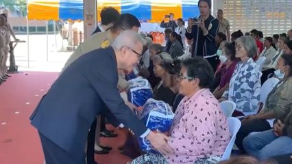 สมเด็จพระเจ้าน้องนางเธอ เจ้าฟ้าจุฬาภรณวลัยลักษณ์ อัครราชกุมารี กรมพระศรีสวางควัฒน วรขัตติยราชนารี พระราชทานผ้าห่มกันหนาว ที่จังหวัดหนองคาย