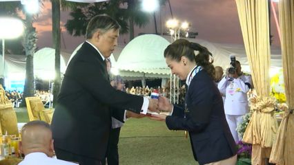 ในหลวง พระราชทานเหรียญทองเรือใบซีเกมส์ ครั้งที่ 33 แด่พระราชินี