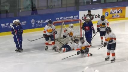 สมเด็จพระนางเจ้า ฯ พระบรมราชินี ทอดพระเนตรการแข่งขันกีฬาฮอกกี้น้ำแข็ง รอบชิงชนะเลิศ ประเภททีมหญิง ในการแข่งขันกีฬาซีเกมส์ ครั้งที่ 33