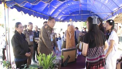องคมนตรี เชิญถุงพระราชทาน ใน "โครงการสืบสานพระราชปณิธานงานโครงการหลวง" ไปมอบแก่เจ้าหน้าที่ และติดตามการดำเนินงานศูนย์พัฒนาโครงการหลวงที่จังหวัดเชียงใหม่ และลำปาง