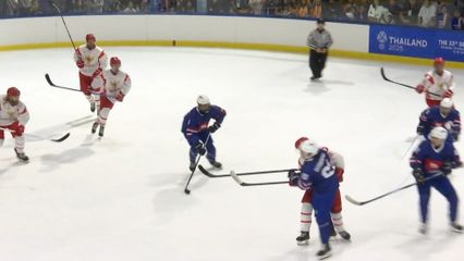 สมเด็จพระนางเจ้า ฯ พระบรมราชินี ทอดพระเนตรการแข่งขันกีฬาฮอกกี้น้ำแข็ง รอบชิงชนะเลิศ ประเภททีมชาย พร้อมพระราชทานเหรียญรางวัลแก่ทีมที่ชนะการแข่งขัน ในกีฬาซีเกมส์ ครั้งที่ 33