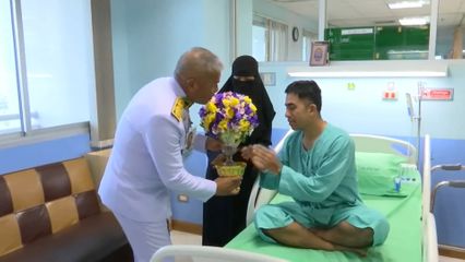 พระบาทสมเด็จพระเจ้าอยู่หัว พระราชทานดอกไม้และตะกร้าสิ่งของแก่กำลังพลที่ได้รับบาดเจ็บจากสถานการณ์ชายแดนไทย-กัมพูชา