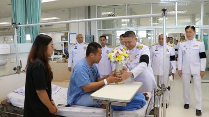 พระบาทสมเด็จพระเจ้าอยู่หัว พระราชทานดอกไม้และตะกร้าสิ่งของแก่กำลังพล ที่ได้รับบาดเจ็บจากสถานการณ์ชายแดนไทย - กัมพูชา