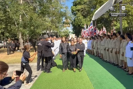 สมเกียรติทหารกล้า โบกธงชาติไทยรับศพ “ส.อ.กัมปนาท” กลับบ้าน