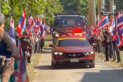 สมเกียรติทหารกล้า โบกธงชาติไทยรับศพ “ส.อ.กัมปนาท” กลับบ้าน