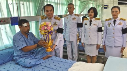 พระบาทสมเด็จพระเจ้าอยู่หัว พระราชทานดอกไม้และตะกร้าสิ่งของแก่กำลังพลที่ได้รับบาดเจ็บจากสถานการณ์ชายแดนไทย-กัมพูชา