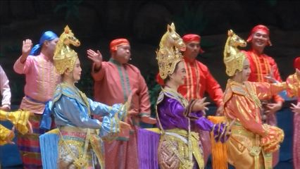 พระบาทสมเด็จพระเจ้าอยู่หัว และสมเด็จพระนางเจ้า ฯ พระบรมราชินี ทอดพระเนตรการแสดงละครเสภา เรื่อง ขุนช้าง-ขุนแผน ตอน พลายชุมพล