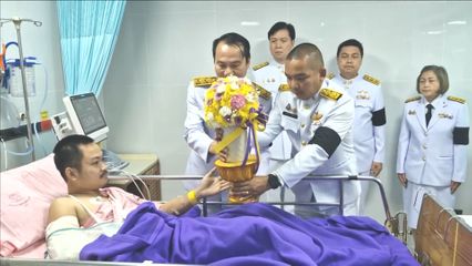 พระบาทสมเด็จพระเจ้าอยู่หัว พระราชทานดอกไม้และตะกร้าสิ่งของพระราชทาน แก่กำลังพลที่ได้รับบาดเจ็บจากสถานการณ์ชายแดนไทย-กัมพูชา