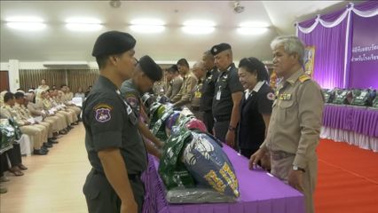 สมเด็จพระกนิษฐาธิราชเจ้า กรมสมเด็จพระเทพรัตนราชสุดา ฯ สยามบรมราชกุมารี พระราชทานสิ่งของแก่สถานศึกษาและประชาชน ที่ได้รับผลกระทบจากภัยพิบัติ ที่จังหวัดสตูล