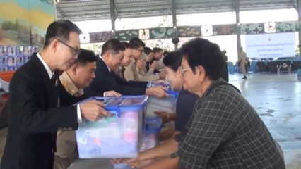 สมเด็จพระเจ้าน้องนางเธอ เจ้าฟ้าจุฬาภรณวลัยลักษณ์ อัครราชกุมารี กรมพระศรีสวางควัฒน วรขัตติยราชนารี พระราชทานสิ่งของแก่ประชาชนที่ประสบภัย