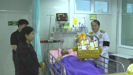 พระบาทสมเด็จพระเจ้าอยู่หัว และสมเด็จพระนางเจ้า ฯ พระบรมราชินี พระราชทานดอกไม้และตะกร้าสิ่งของ กับพระราชทานพวงมาลาแก่กำลังพลที่ได้รับบาดเจ็บและเสียชีวิตจากสถานการณ์ความไม่สงบ