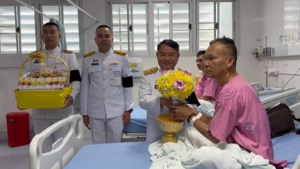 ผู้ว่าราชการจังหวัด เชิญดอกไม้ และตะกร้าสิ่งของพระราชทานไปมอบแก่กำลังพลที่ได้รับบาดเจ็บจากสถานการณ์ชายแดนไทย-กัมพูชา