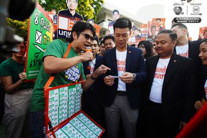 กลุ่ม iLaw ร่วมรณรงค์ประชามติ หน้าสถานที่รับสมัคร สส. อาคารกีฬาเวสน์