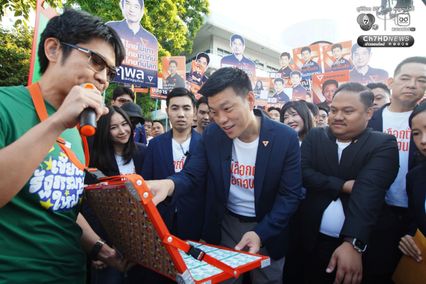 กลุ่ม iLaw ร่วมรณรงค์ประชามติ หน้าสถานที่รับสมัคร สส. อาคารกีฬาเวสน์