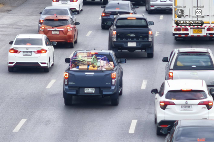 ถนนมิตรภาพอ่วม รถแห่กลับอีสานแน่นยาว เตรียมเปิดช่องทางพิเศษเร่งระบาย