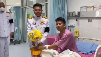 พระบาทสมเด็จพระเจ้าอยู่หัว พระราชทานดอกไม้ และตะกร้าสิ่งของแก่กำลังพลที่ได้รับบาดเจ็บ และพระราชทานพวงมาลา พระราชทานน้ำหลวง และพระราชทานเพลิงศพ เป็นกรณีพิเศษ แก่กำลังพลที่เสียชีวิตจากสถานการณ์ชายแดนไทย-กัมพูชา