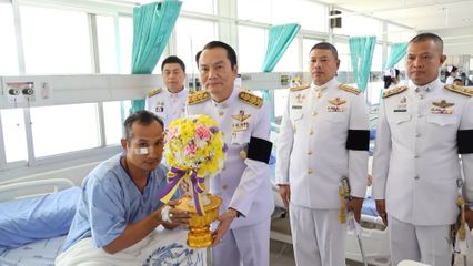 พระบาทสมเด็จพระเจ้าอยู่หัว พระราชทานดอกไม้และตะกร้าสิ่งของแก่กำลังพลที่ได้รับบาดเจ็บจากสถานการณ์ชายแดนไทย-กัมพูชา และพระราชทานพระบรมราชานุเคราะห์แก่ประชาชนที่เสียชีวิต