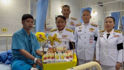 พระบาทสมเด็จพระเจ้าอยู่หัว และสมเด็จพระนางเจ้า ฯ พระบรมราชินี พระราชทานดอกไม้ และตะกร้าสิ่งของพระราชทาน แก่กำลังพลที่ได้รับบาดเจ็บจากสถานการณ์ชายแดนไทย-กัมพูชา