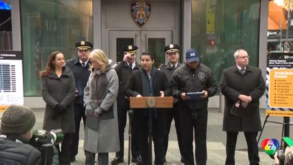 อย่าหาทำ ! ชาย 2 คน เดินเข้าใกล้ลาวาภูเขาไฟ ที่ฮาวาย