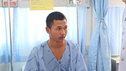 พระบาทสมเด็จพระเจ้าอยู่หัว และสมเด็จพระนางเจ้า ฯ พระบรมราชินี พระราชทานดอกไม้และตะกร้าสิ่งของแก่กำลังพลที่ได้รับบาดเจ็บจากสถานการณ์ชายแดนไทย-กัมพูชา