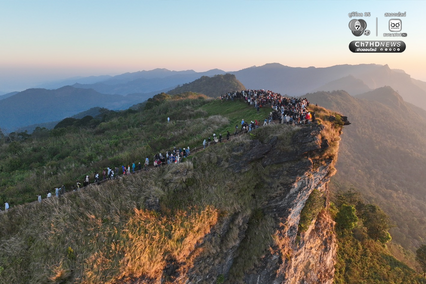 นักท่องเที่ยวขึ้นไปรับแสงแรกของปีบนยอดภูชี้ฟ้า