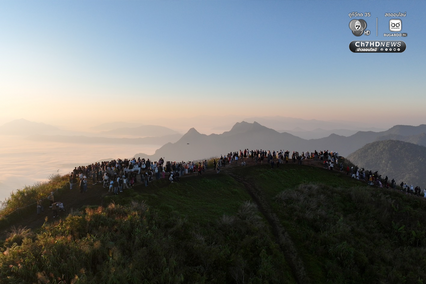 นักท่องเที่ยวขึ้นไปรับแสงแรกของปีบนยอดภูชี้ฟ้า