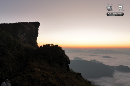 นักท่องเที่ยวขึ้นไปรับแสงแรกของปีบนยอดภูชี้ฟ้า