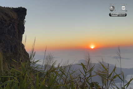 นักท่องเที่ยวขึ้นไปรับแสงแรกของปีบนยอดภูชี้ฟ้า