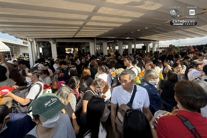 ชาวบ้านถือโอกาสวันมงคล แห่ไหว้ศาลหลักเมือง เสริมสิริมงคล รับปีใหม่