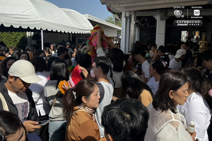 ชาวบ้านถือโอกาสวันมงคล แห่ไหว้ศาลหลักเมือง เสริมสิริมงคล รับปีใหม่