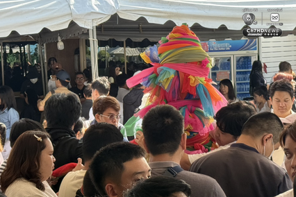 ชาวบ้านถือโอกาสวันมงคล แห่ไหว้ศาลหลักเมือง เสริมสิริมงคล รับปีใหม่