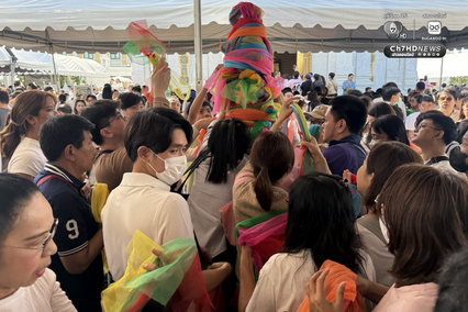 ชาวบ้านถือโอกาสวันมงคล แห่ไหว้ศาลหลักเมือง เสริมสิริมงคล รับปีใหม่