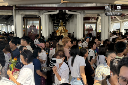 ชาวบ้านถือโอกาสวันมงคล แห่ไหว้ศาลหลักเมือง เสริมสิริมงคล รับปีใหม่