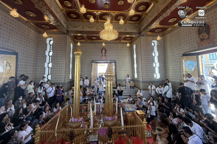 ชาวบ้านถือโอกาสวันมงคล แห่ไหว้ศาลหลักเมือง เสริมสิริมงคล รับปีใหม่