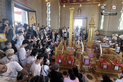 ชาวบ้านถือโอกาสวันมงคล แห่ไหว้ศาลหลักเมือง เสริมสิริมงคล รับปีใหม่