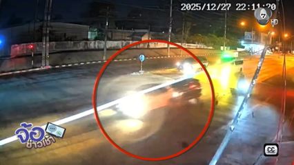 รถเก๋งพุ่งชนรถเก๋งที่จอดติดไฟแดง