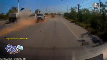 รถกระบะชนรถบรรทุกพ่วง คนขับติดภายใน