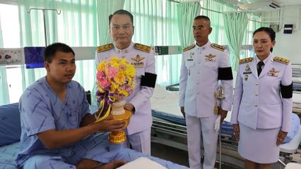 พระบาทสมเด็จพระเจ้าอยู่หัว พระราชทานดอกไม้และตะกร้าสิ่งของแก่กำลังพลที่ได้รับบาดเจ็บจากสถานการณ์ชายแดนไทย-กัมพูชา