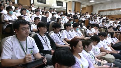 สมเด็จพระเจ้าน้องนางเธอ เจ้าฟ้าจุฬาภรณวลัยลักษณ์ อัครราชกุมารี กรมพระศรีสวางควัฒน วรขัตติยราชนารี ทรงบรรยายพิเศษ เรื่องภูมิคุ้มกันบำบัดมะเร็ง พระราชทาน แก่แพทย์ประจำบ้าน ชั้นปีที่ 1 คณะแพทยศาสตร์ศิริราชพยาบาล มหาวิทยาลัยมหิดล ผ่านสื่ออิเล็กทรอนิกส์