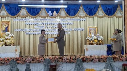 องคมนตรี ตรวจเยี่ยมโรงเรียนในโครงการกองทุนการศึกษา ที่จังหวัดสุโขทัย